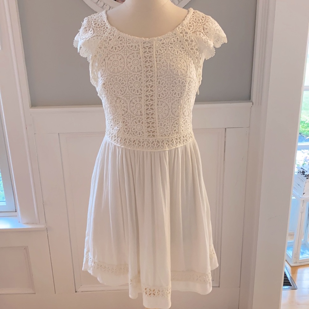 Hollister cream dress size small lace detail